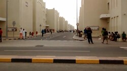 An ihrem mittlerweile verpflichtend freien Tag bevölkern die Gastarbeiter die Straßen von Doha. (Bild: commons.wikimedia.at/Tanweer Alam)