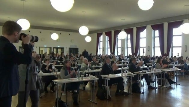 Dieses Bild sorgt derzeit für Ärger: Delegierte der CDU ohne Abstand und Maske. (Bild: Screenshot CDU)