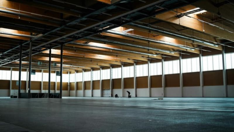 Die Rollläden der Cafeteria sind geschlossen, die Hallen sind leer - bis auf die eingerichtete Covid-19-Teststation ist es ruhig am Messegelände in Wels. (Bild: Markus Wenzel)