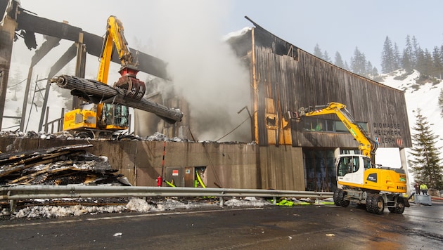 Die Lagerhallen des Heizwerks brannten komplett aus (Bild: Bernd Hofmeister)