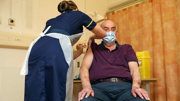 In Großbritannien bekommen bereits Über-65-Jährige den AstraZeneca-Impfstoff. Bald auch in Österreich? (Bild: AP)