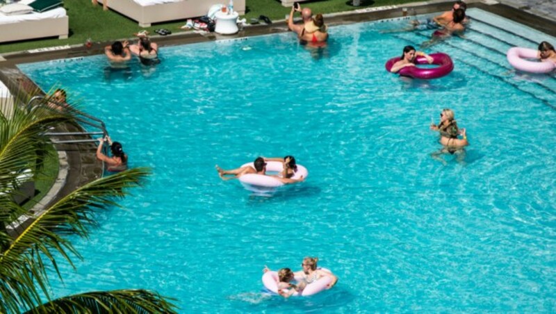 Während wir in Österreich noch bis zum Sommer auf ein mögliches Planschen im Pool warten müssen, turtelten Paare in Miami bereits am Valentinstag vor zwei Wochen bei bestem Wetter im kühlen Nass. (Bild: AFP)