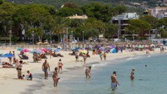 Die Europäische Union macht Hoffnung auf einen EU-Impfpass, der heuer im Sommer einen Urlaub am Meer ermöglichen könnte. (Bild: AFP)