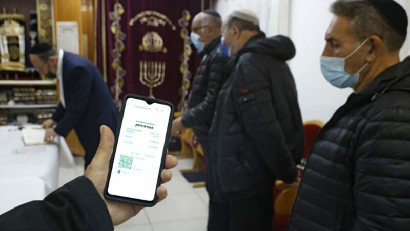 Mit dem grünen Pass dürfen Israelis jetzt schon etwa in die Synagoge oder auch in Einkaufszentren oder Fitnesscenter. (Bild: AFP)