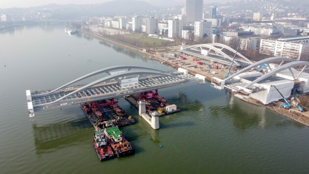 Das Einschwimmen der Neuen Linzer Donaubrücke. (Bild: © Harald Dostal)