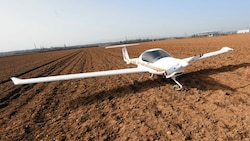 Weil der Motor abstarb, musste ein Ultraleichtflugzeug mit zwei Insassen auf einer Wiese notlanden. (Symbolbild) (Bild: © Elmar Gubisch)