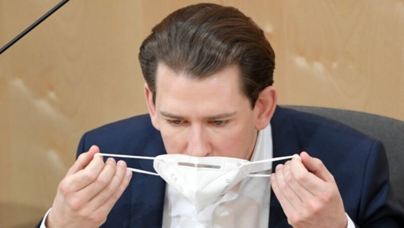 Die NEOS kritisieren "Zurufe" von Sebastian Kurz gegenüber der Justiz. (Bild: APA/ROLAND SCHLAGER)