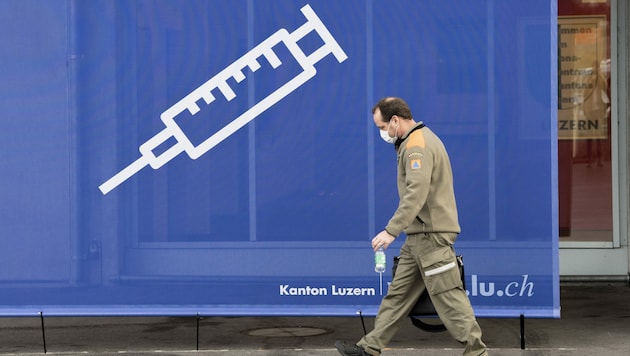 In der Schweiz wird bereits fleißig geimpft. (Bild: APA/KEYSTONE/ENNIO LEANZA)