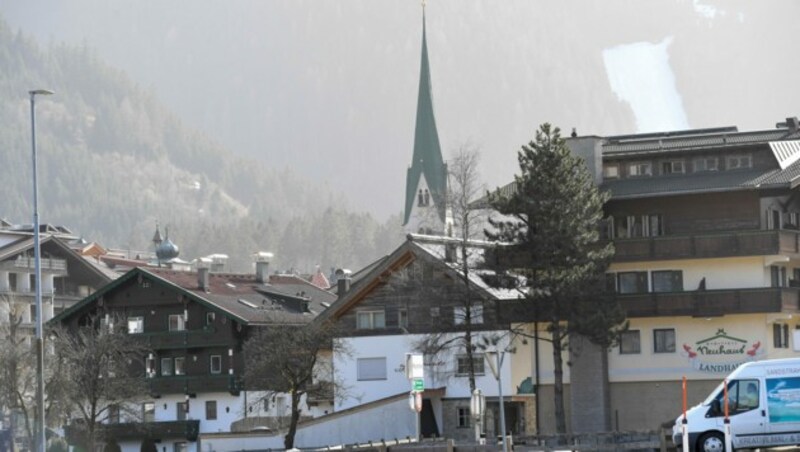 Im Tiroler Mayrhofen wurden für die nächsten Tage strenge Regeln angeordnet - etwa wer den Ort verlassen will, braucht ab Samstag einen negativen Corona-Test. (Bild: APA/EXPA/ERICH SPIESS)