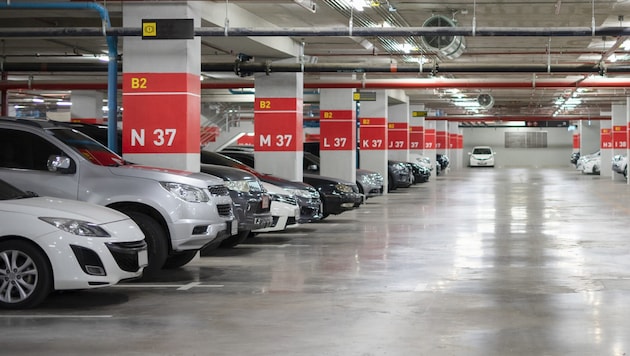 A 23-year-old woman was relieving herself in a parking garage (symbolic image). (Bild: stock.adobe.com, Symbolbild)