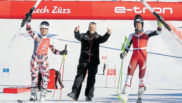 Skiverbandspräsident Walter Hlebayna (M.) mit den Nachwuchsläufern Leonie Zegg (li.) und Kilian Böck in der Zürser Flexenarena. (Bild: Maurice Shourot)