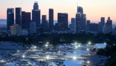 Vor dem Baseballstadion der Los Angeles Dodgers wurde ein riesiges Corona-Impfzentrum errichtet. (Bild: AP)