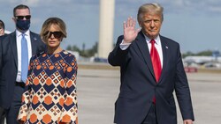 Melania Trump und Donald Trump nach ihrer Ankunft in Florida - die ehemalige First Lady ließ sich nach diesen Bildern wochenlang nicht mehr blicken. (Bild: APA/AP Photo/Manuel Balce Ceneta)