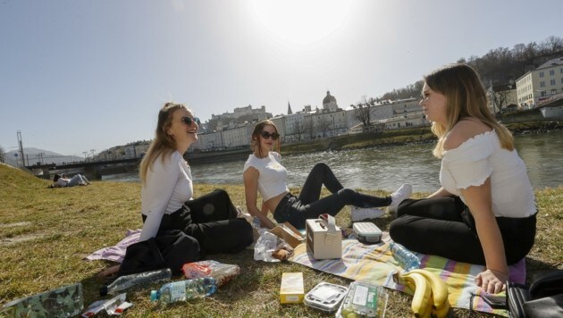 ena , Miriam und Anna genießen ein Picknick am Salzach–Ufer. (Bild: Tschepp Markus)