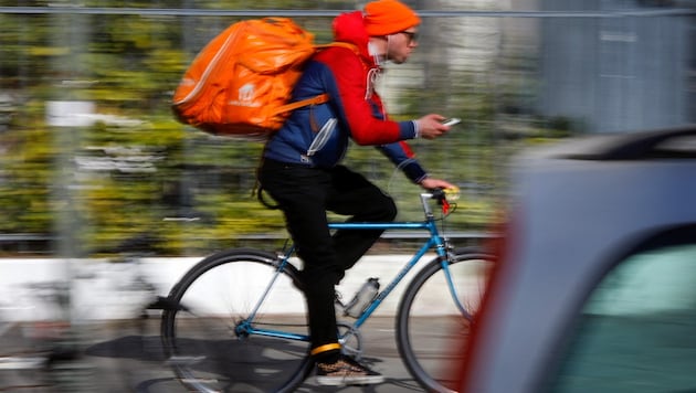 Ein Lieferando-Fahrer (Bild: APA/AFP/David GANNON)