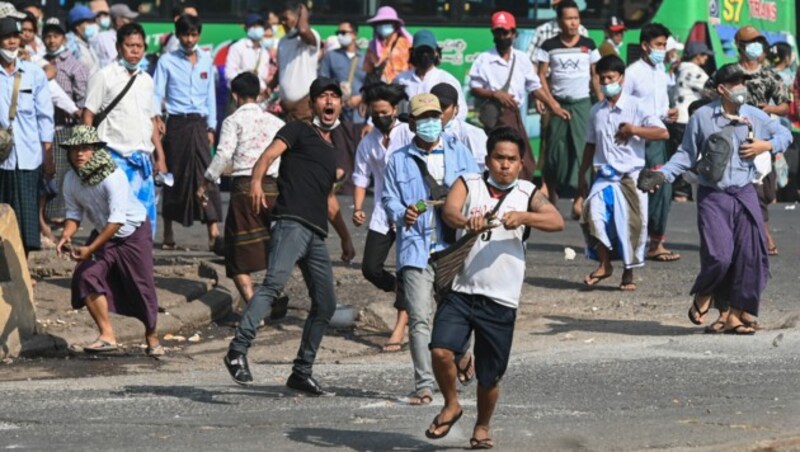 Hat das Militär in Myanmar Leute bezahlt, um Unruhe zu stiften und den Eindruck zu erwecken, dass die Streitkräfte im Land eine große Anhängerschaft haben? Darüber spekulieren viele Bürger des Landes in sozialen Netzwerken. (Bild: AFP or licensors)