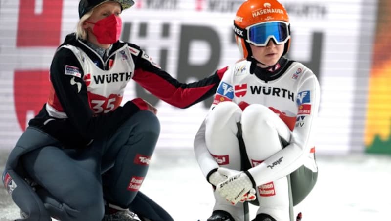 Daniela Iraschko-Stolz und Marita Kramer (Bild: APA/GEORG HOCHMUTH)