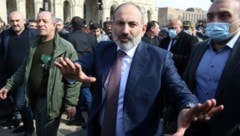 Ministerpräsident Nikol Paschinjan spricht von einem versuchten „Militärputsch“ in Armenien. (Bild: AP)