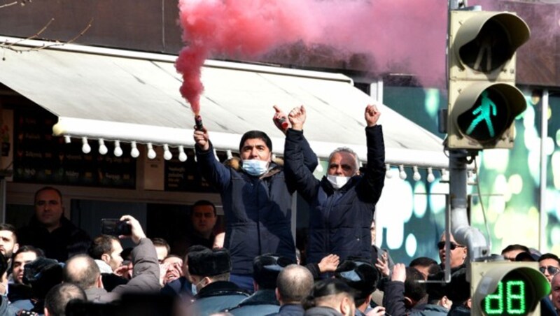 Proteste gegen den armenischen Ministerpräsidenten in der Hauptstadt Eriwan (Bild: APA/AFP/Karen Minasyan)