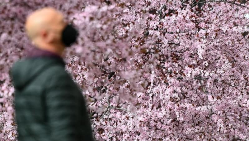 Wo kein Abstand möglich ist, ist eine Maske auch im Freien empfehlenswert. (Bild: AFP)