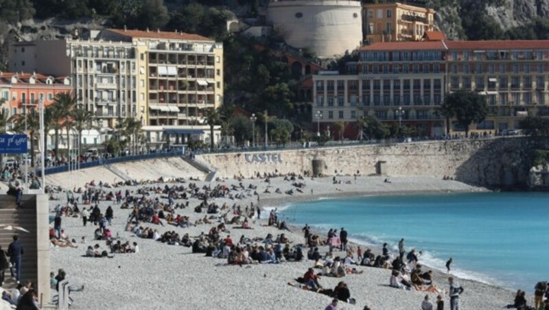 An der französischen Riviera in Nizza war das Wetter in der Vorwoche schon warm genug, um den Tag am Strand zu verbringen. (Bild: AFP)