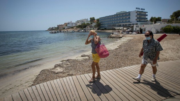 Die Baleareninsel Ibiza im Sommer des Vorjahres. Laut einer RKI-Studie waren die klassischen Urlaubsländer eher keine Infektionstreiber. (Bild: AFP)