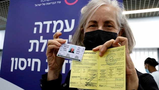 Diese Israelin verfügt nach ihren zwei Teilimpfungen bereits über das neue Corona-Impfzertifikat. (Bild: APA/AFP/Jack Guez)