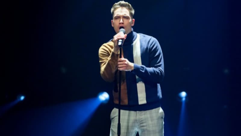 Noah Küng sang „Leave a Light On“ von Tom Walker. (Bild: ORF)