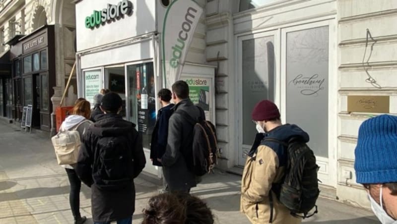 Studenten stehen in Wien Schlange für die Educom-Studententarife - freilich auch, weil Covid-19-bedingt derzeit nur wenige Personen gleichzeitig den Shop betreten dürfen. (Bild: Markus Müller)