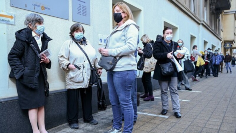 Diese Ungarn warten vor einem Seniorenzentrum in Budapest auf ihre Sinopharm-Dosis. (Bild: APA/AFP/ATTILA KISBENEDEK)