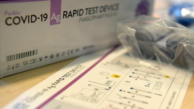 Ein Testkit mit Covid-19-Schnelltests (Bild: APA/Roland Schlager)