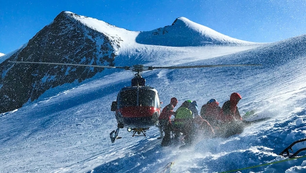 Der Hubschrauber flog die Rettungskräfte auf den Gletscher. (Bild: zeitungsfoto.at/Liebl Daniel)