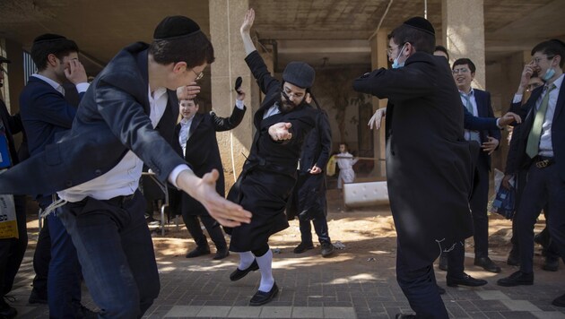 Ultra-Orthodoxe Juden feierten ausgelassen das Purim-Fest in Israel. (Bild: AP/Oded Balilty)