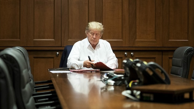 Schon kurz nach der Behandlung mit dem Medikament von Regeneron nahm Donald Trump seine Amtsgeschäfte wieder auf. (Bild: AFP/The White House/Joyce N. BOGHOSIAN)