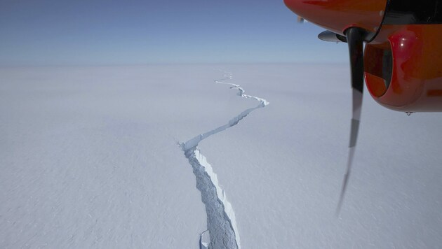 Der massive Riss im Brunt-Schelfeis in der Antarktis (Bild: AP/British Antarctic Survey)