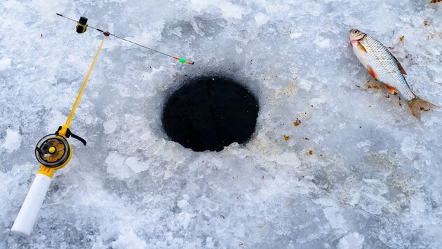 Beim Eisfischen bohren Angler Löcher in zugefrorene Seen und fangen Fische unter der Eisdecke. Ist das Eis nicht dick genug, wird es für die Fischer gefährlich. (Bild: stock.adobe.com)