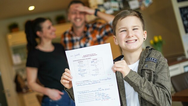 Gabriel Höller mit seinem Sachunterrichtstest - seine Eltern nehmen die Antwort mit Humor. (Bild: Wenzel Markus)