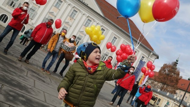 Über die bunten Luftballons, die gestern alle Parteien in der Landeshauptstadt verteilten, freute sich vor allem der vierjährige Felix. (Bild: Rojsek-Wiedergut Uta)