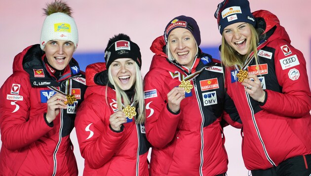 Sophie Sorschag, Chiara Hölzl, Daniela Iraschko-Stolz und Marita Kramer (Bild: APA/GEORG HOCHMUTH)