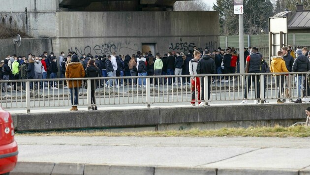 Vor der Unfallstelle in Itzling legten Bekannte und Freunde des Raser-Opfers Blumen nieder. (Bild: Markus Tschepp)