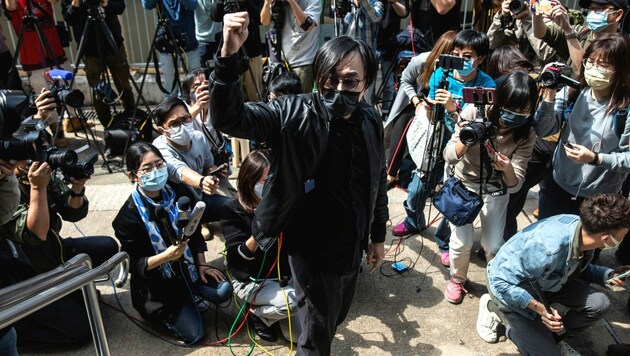 Aktivist Mike Lam vor einer Polizeistation in Hongkong: Er und 46 weitere Mitglieder der Demokratiebewegung werden der „Subversion“ beschuldigt. (Bild: APA/AFP/ISAAC LAWRENCE)