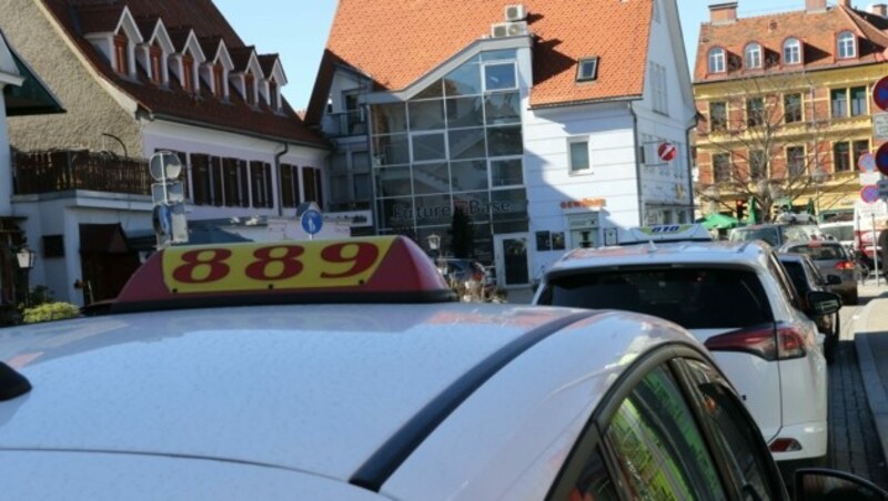 Mit dem Taxi ließen sich die beiden durch die Stadt fahren. (Bild: Christian Jauschowetz)