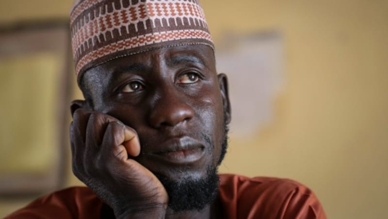 Kabiru Sani Jangebe hat drei Töchter unter den entführten Mädchen. Voller Hoffnung wartet er auf ein Lebenszeichen. (Bild: AP Photo/Ibrahim Mansur)