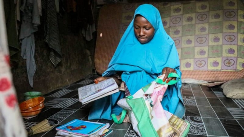 Masauda Umar (20) konnte sich unter einem Bett verstecken, als die Angreifer die Schlafsäle stürmten. (Bild: AP Photo/Ibrahim Mansur)