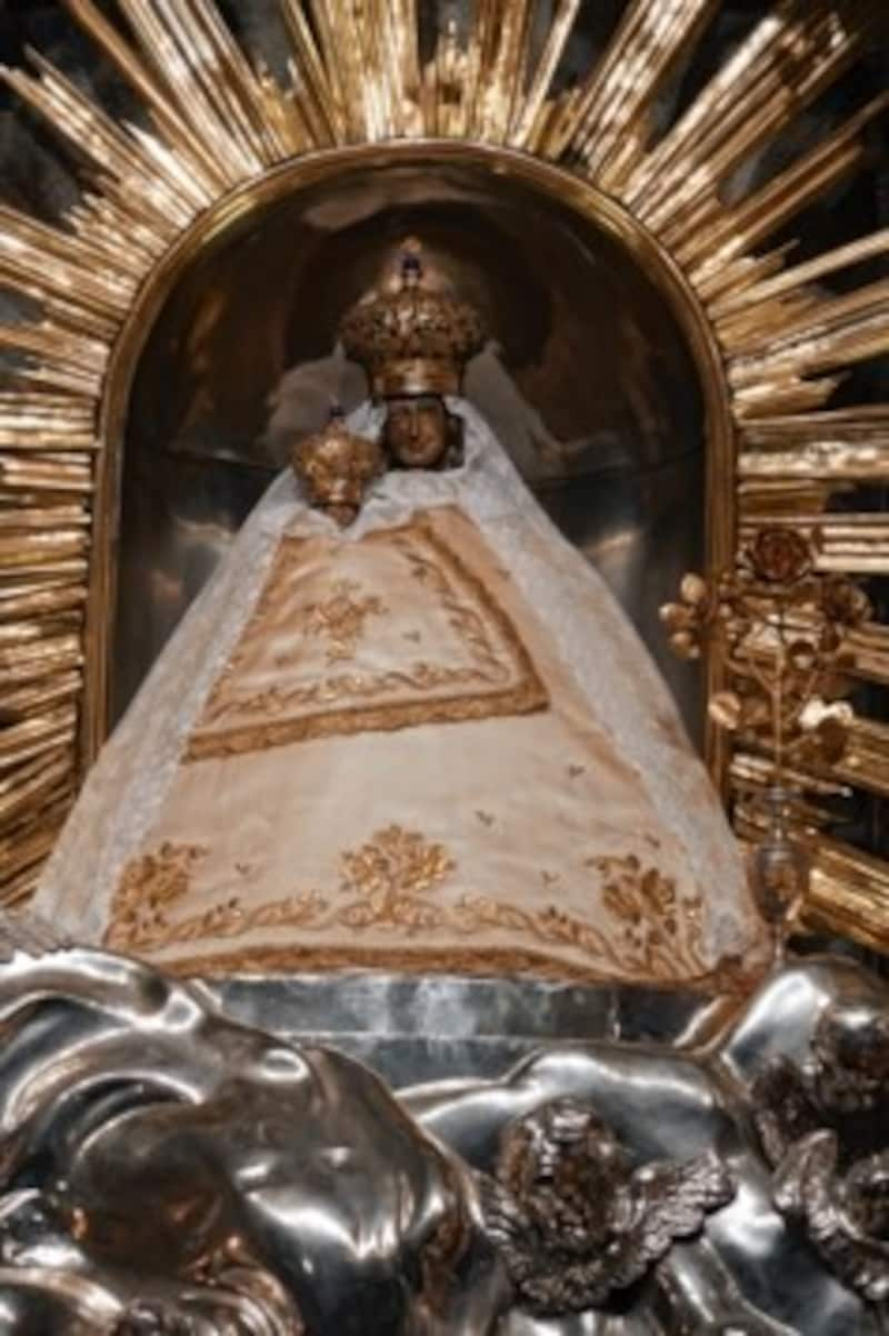 Neben der Gnadenmutter steht das Geschenk Papst Benedikts: eine goldene Rose. Oben: Porträtmedaillons der Familie Kaiserin Maria Theresias am Schatzkammeraltar. Rechts: eine Vitrine mit Votivgaben. (Bild: Sepp Pail)