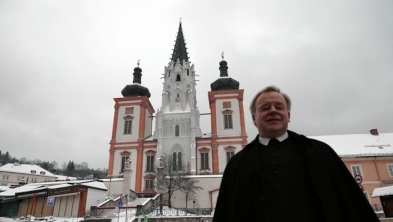 Der Mariazeller Superior vor der imposanten Basilika: Pater Michael Staberl. (Bild: Sepp Pail)