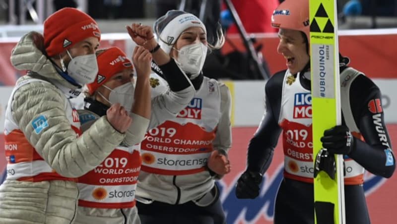 Deutschlands Karl Geiger (r.), Markus Eisenbichler, Katharina Althaus und Anna Rupprecht. (Bild: AFP )