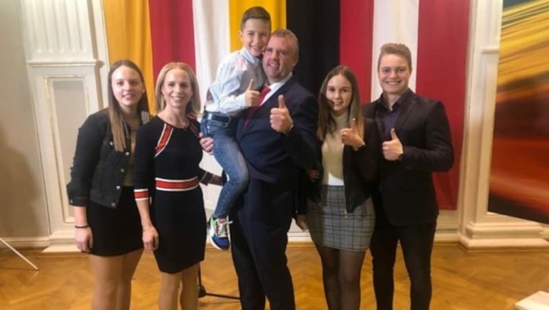 Gattin Andrea und die Kinder jubelten mit Hannes Primus im Rathausfestsaal Wolfsberg mit. (Bild: Claudia Fischer)