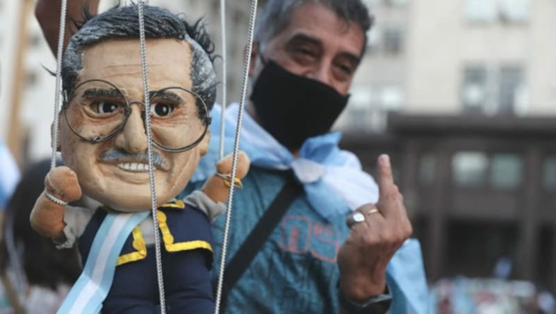 Für diesen Demonstranten ist Präsident Alberto Fernandez offenbar nur eine Marionette. (Bild: ALEJANDRO PAGNI / AFP)