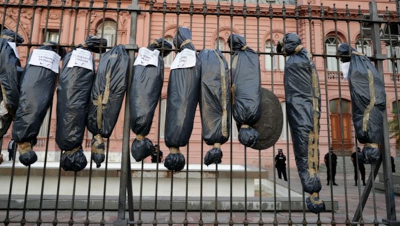 Attrappen von Leichensäcken boten ein schauriges Bild. (Bild: ALEJANDRO PAGNI / AFP)